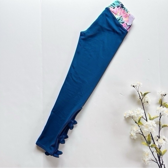 Lilly Pulitzer Women’s Luxletic Noelani Weekender Midi Crop Bow Cutoff Leggings - Picture 2 of 6